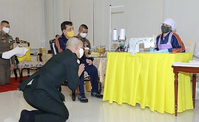 泰王夫妇参观军队工厂,众军官趴地下跪行礼