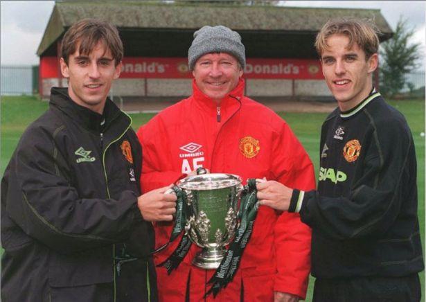 菲尔·内维尔抨击"白痴"哥哥加里,只会在摄像机前为炫耀而表演