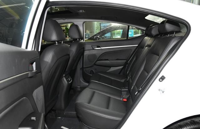 领动的轴距要比同级别车型长几十毫米,我们来看看它的后排空间如何