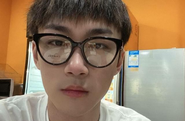 不求人人气高,成绩却不理想,鲨鱼将翻盘|鲨鱼|主播|吃鸡_新浪新闻