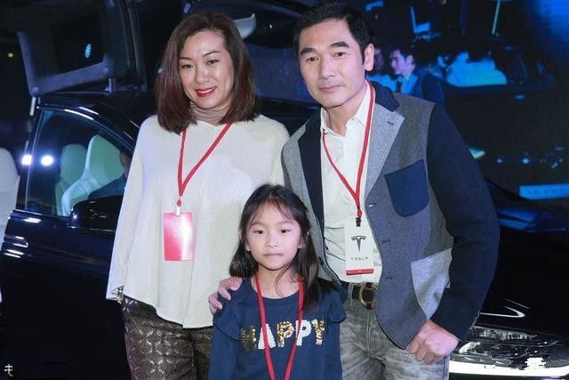 方中信老婆莫可欣颜值一般,但凭着穿衣技巧,气质强提了几个档次娱乐