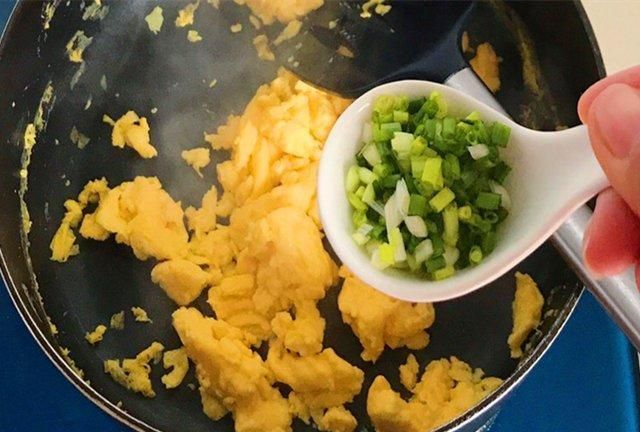我家炒鸡蛋不放一滴油,半碗清水就够了,鸡蛋鲜香软嫩
