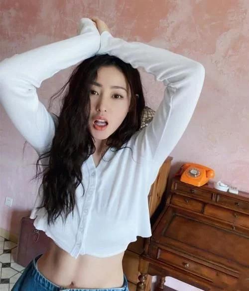 张天爱大秀身材,在家宅出了"四块腹肌"这小蛮腰太让人羡慕了