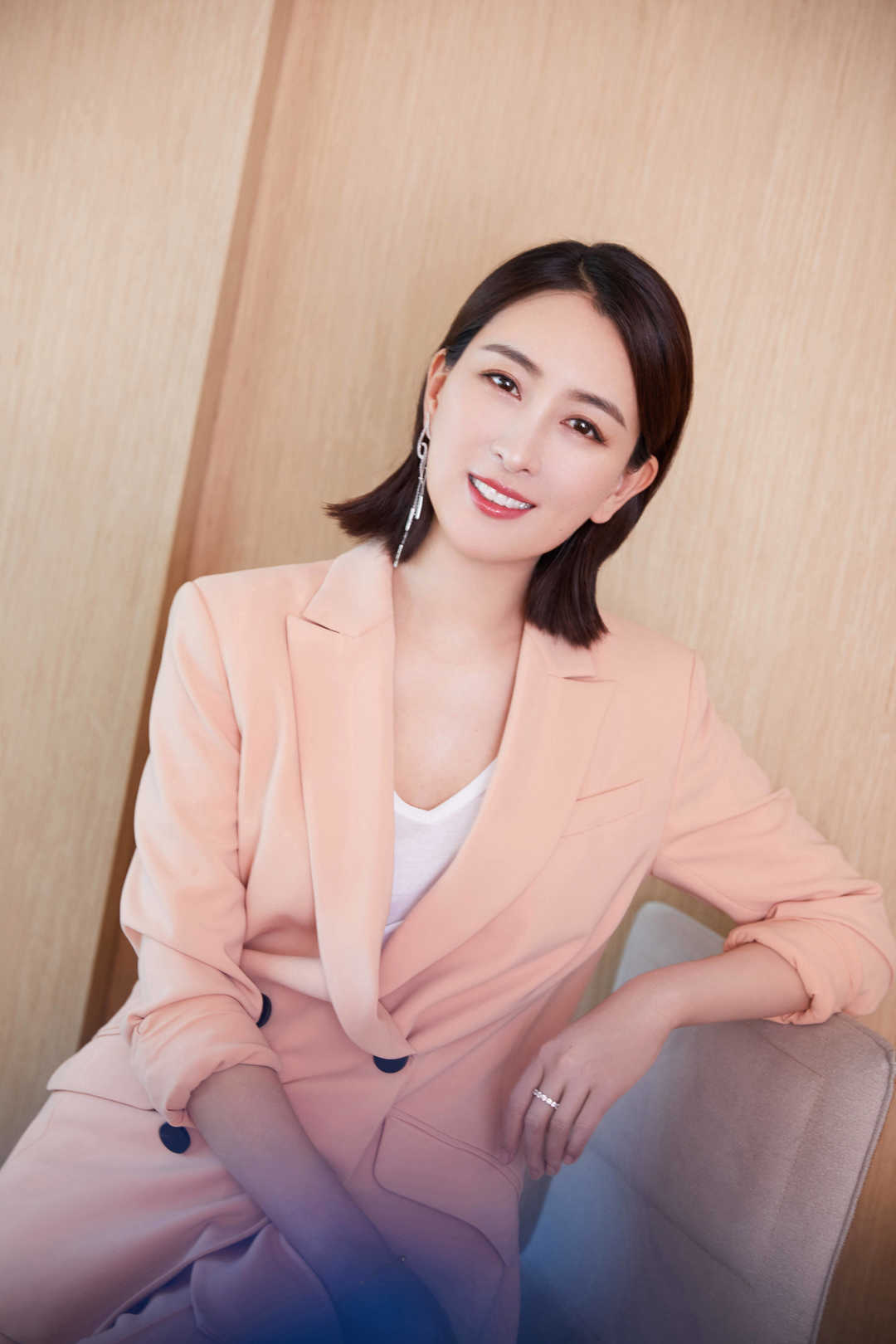 马苏穿衣真胆大,穿上了一条蓝色皮革连衣裙,彰显出了时尚魅力