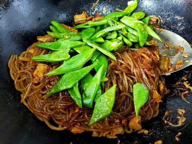 一道肉片豆角炒粉条,这么做比肉都好吃,配米饭儿子一次吃三碗饭