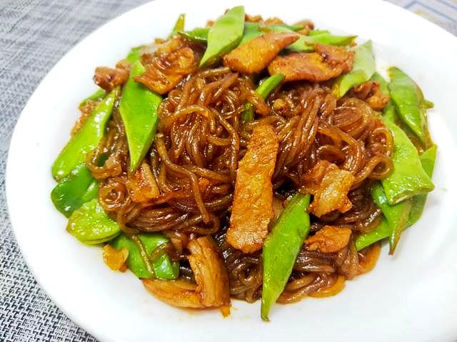 一道肉片豆角炒粉条,这么做比肉都好吃,配米饭儿子一次吃三碗饭