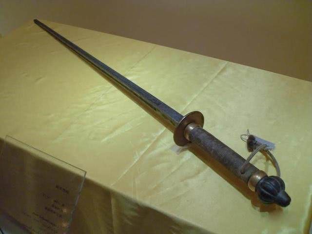 老外测试中国"四棱锏"威力,一箭轻松刺穿生猪,打碎大石头