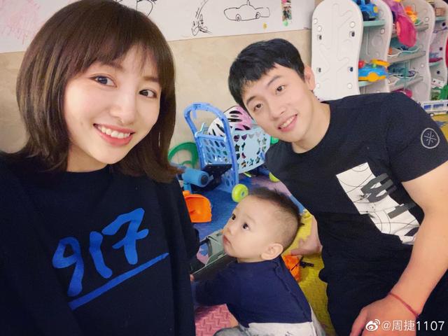超可爱!"奥运五金王"邹凯晒儿子呆萌照,大眼睛高鼻梁帅气满分