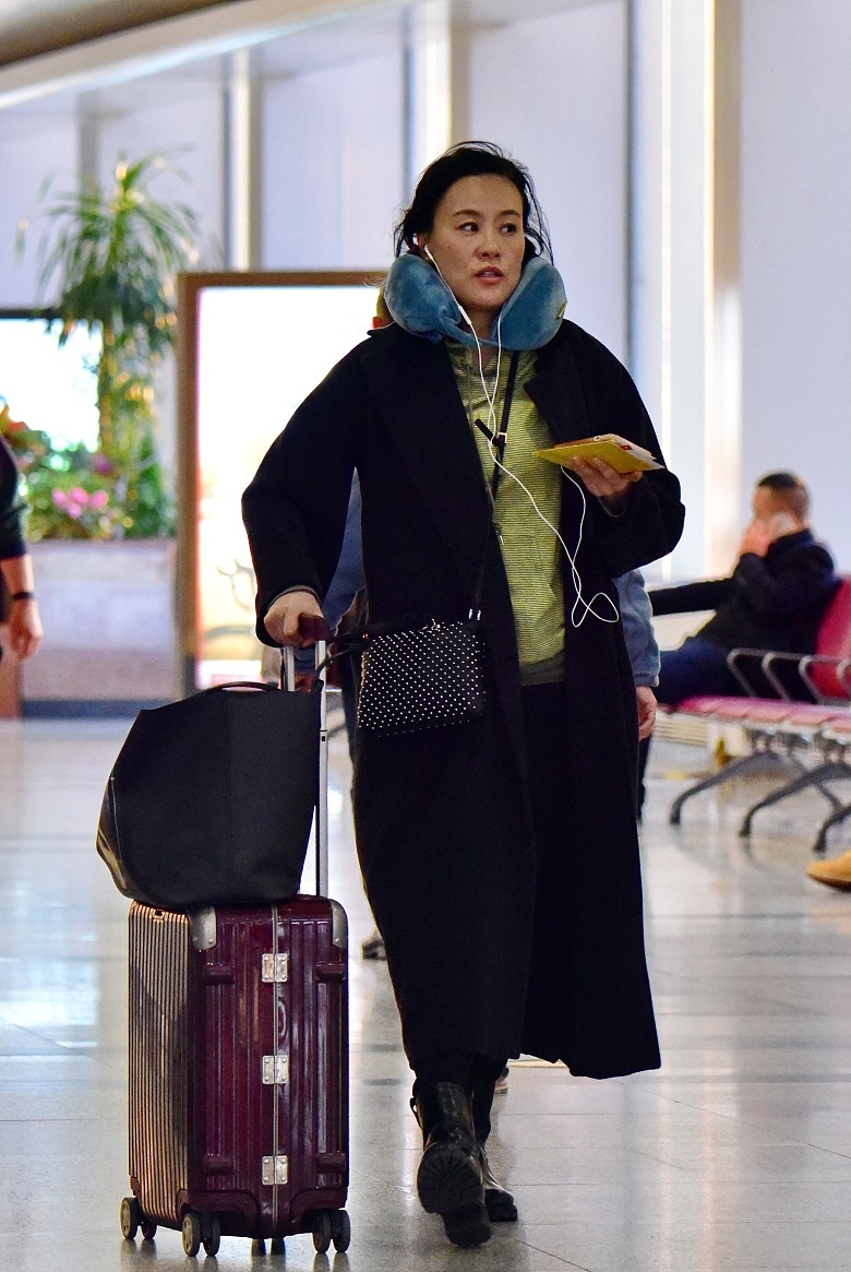 邬君梅机场太随性,头发乱糟糟还秀素颜,暴露泪沟法令纹仍自信