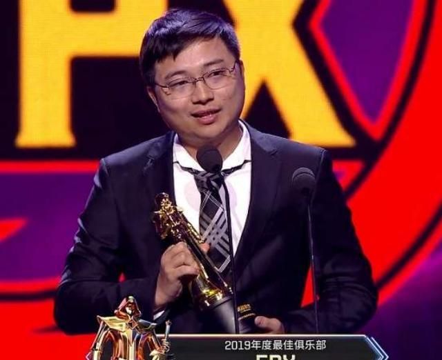 fpx冠军皮肤刚出,虎牙出现战队经理直播间,老板直播"卖货"?