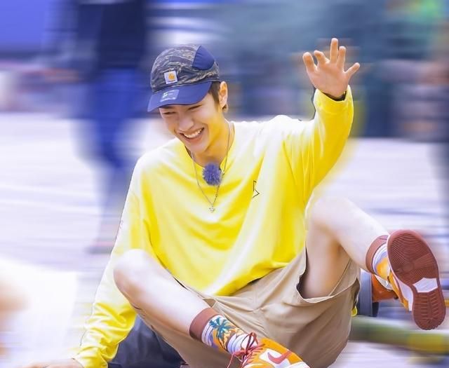 王一博自从玩起滑板,精致男孩下线,萌拽王大爷放飞自我