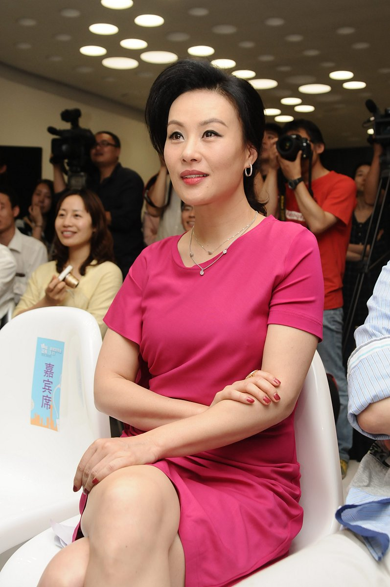 邬君梅机场太随性,头发乱糟糟还秀素颜,暴露泪沟法令纹仍自信