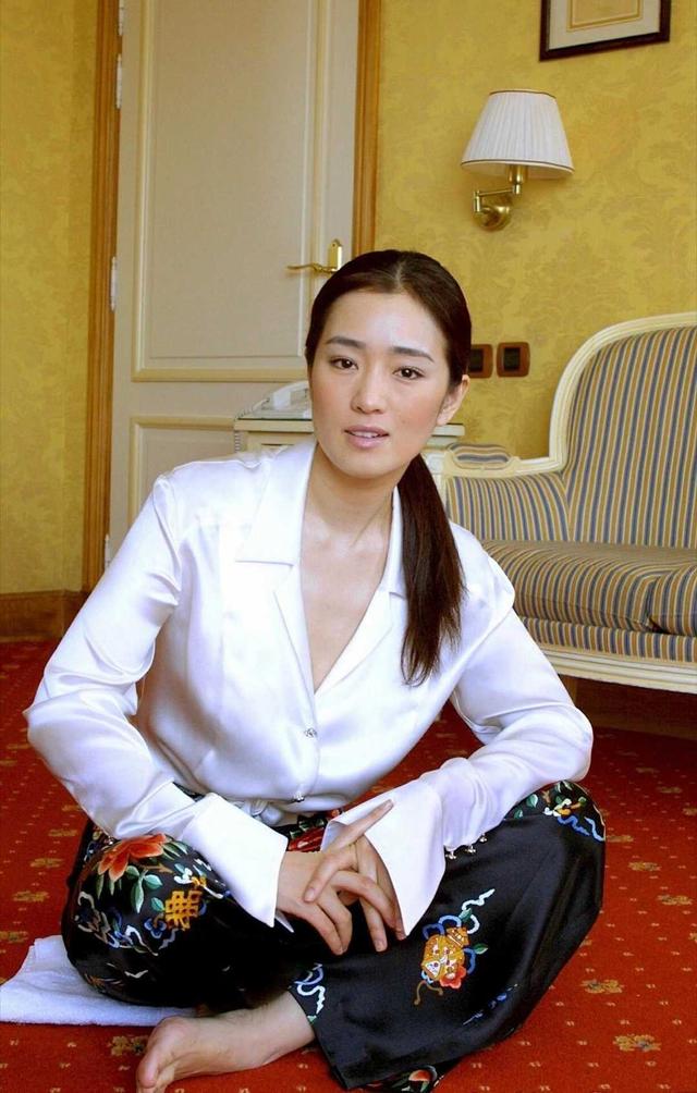 有一种"无法超越"的高级感觉,巩俐穿白衬衫,配阔腿裤美出天际