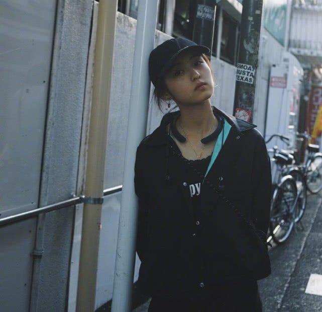 张子枫近照,黑色休闲装清新又帅气,网友:越来越好看了!