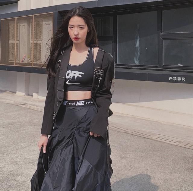 "最美篮球女孩"仲秋秋引发热议!她为何可以一夜爆火成为女神