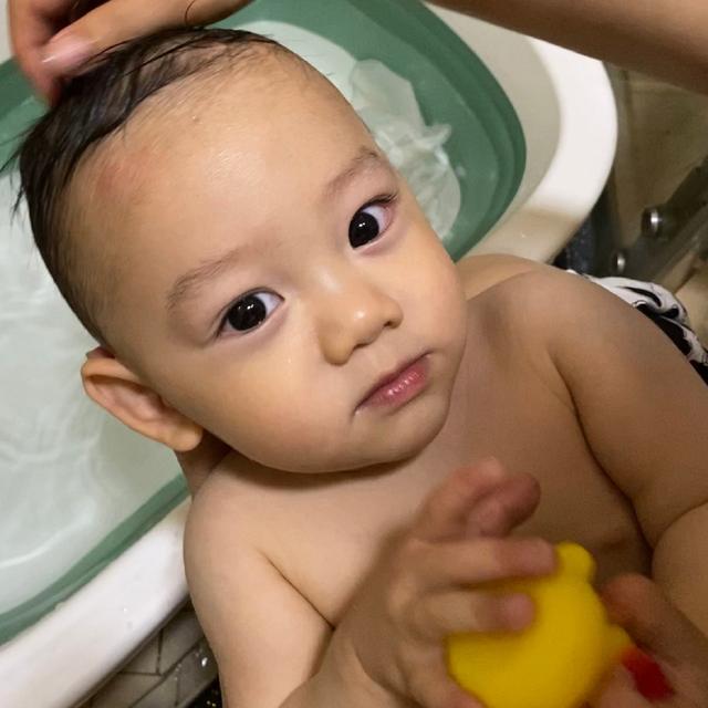 "奥运五金王"邹凯晒儿子呆萌照,大眼睛高鼻梁帅气满分