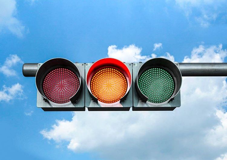 误闯了红灯怎么办?老司机教你一招,不需倒退也不会被罚款扣分!