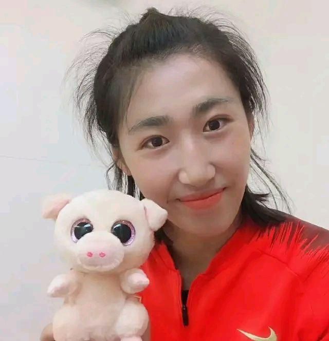 接替赵丽娜的"小白"彭诗梦,也是中国女足的实力与颜值担当!