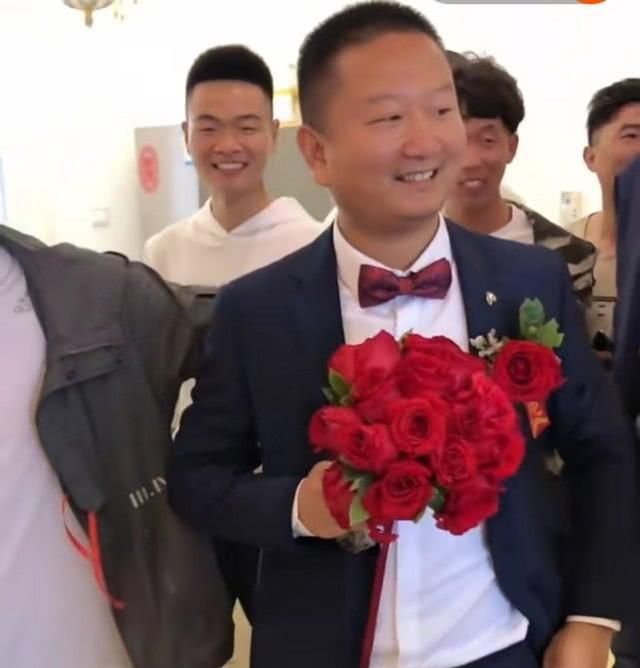 giao哥婚礼现场还不忘看手机,满满的商业气息