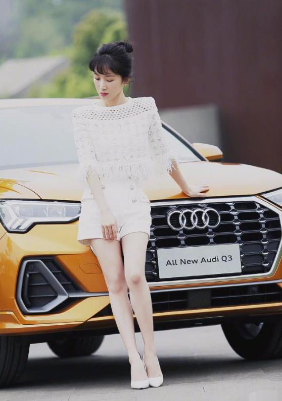 34岁李念活力十足穿少女t恤配短裤超减龄回到美丽海藻