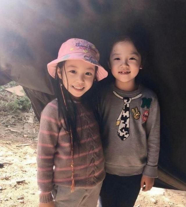 赵薇的继子晒小四月照片,关系亲密好似亲兄妹,网友:妹控
