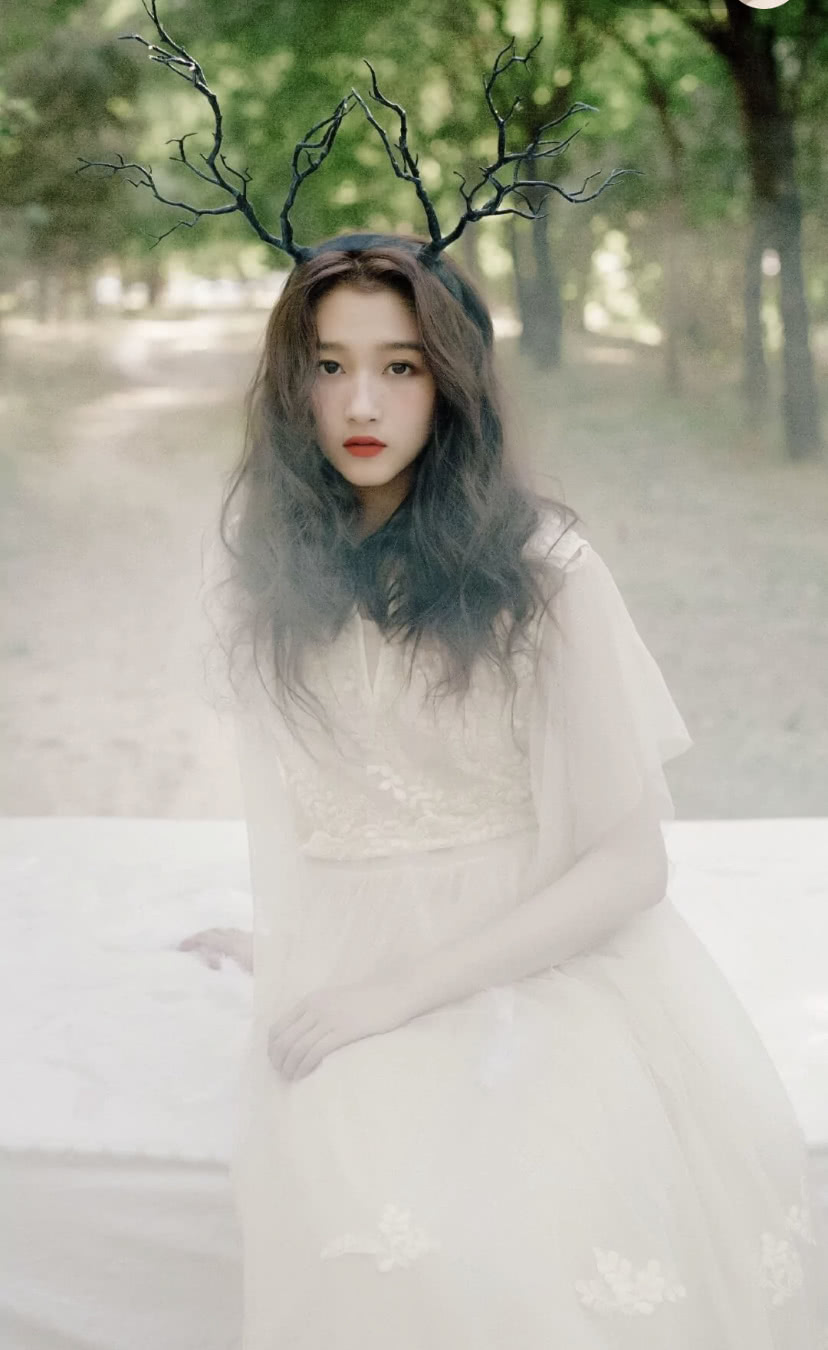 关晓彤麋鹿系写真可爱又俏皮羊毛卷造型尽显少女活力