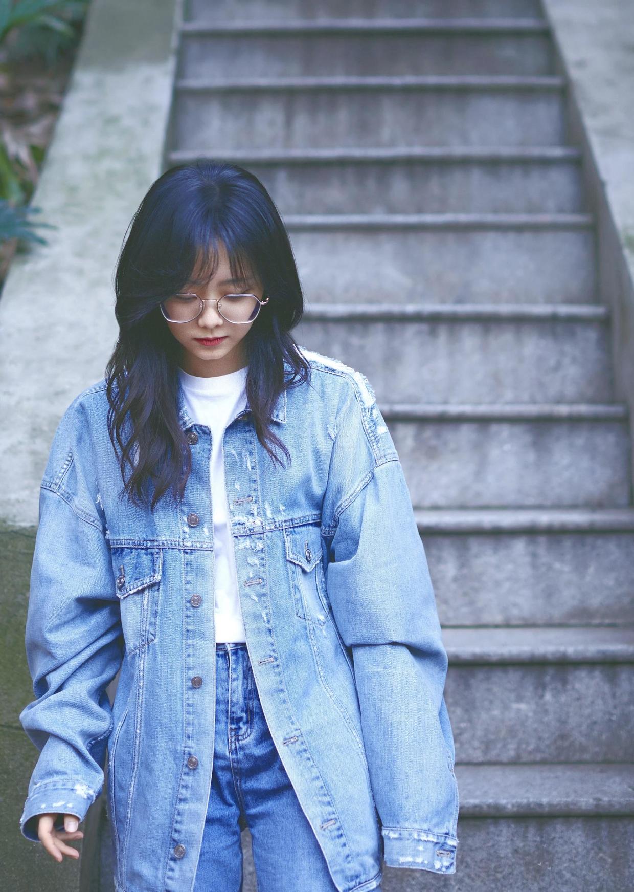 谭松韵夏日穿搭真美,一身牛仔look穿搭造型清爽干净利落,真时髦