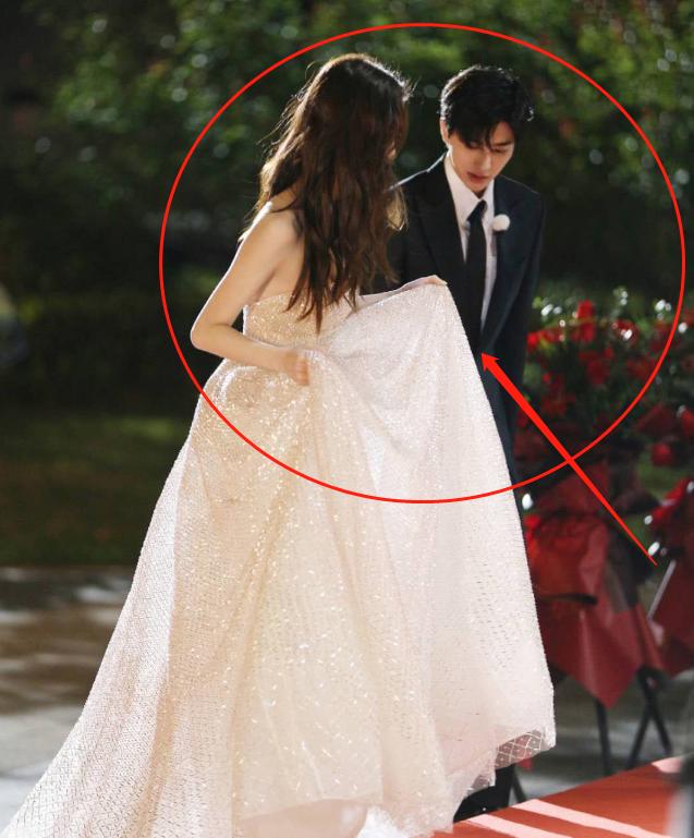 《跑男》开录,杨颖穿长礼服上台阶,蔡徐坤下意识的举动暴露素养