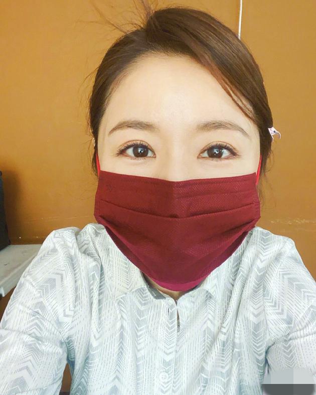 林心如晒戴红色口罩自拍,呼吁出游保持距离!