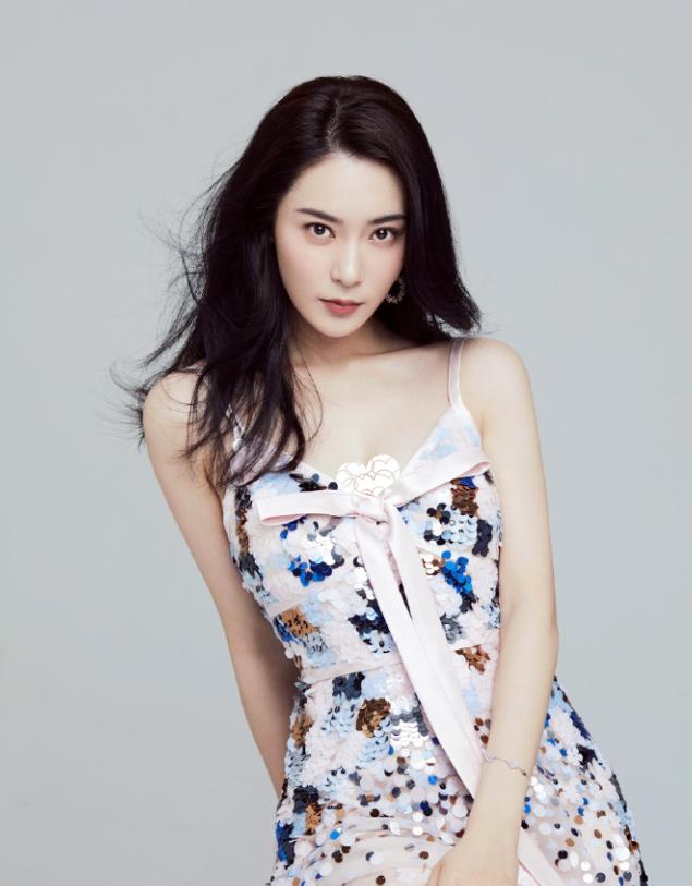 很多女孩都喜欢穿一些比较有设计感的服饰,而且可以秀出身材曲线是最