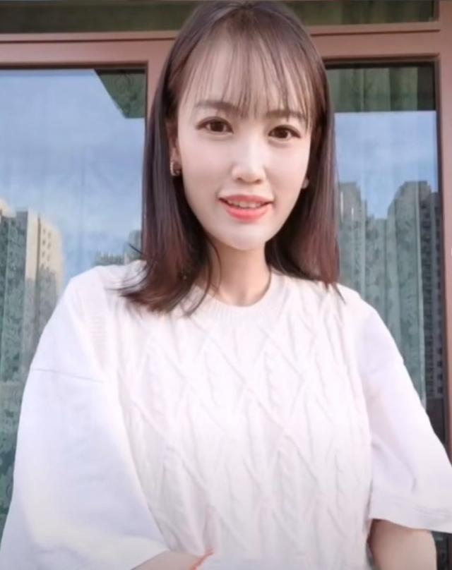 马蓉也憔悴了近照曝光发际线上移脸颊凹陷滤镜都难掩瑕疵