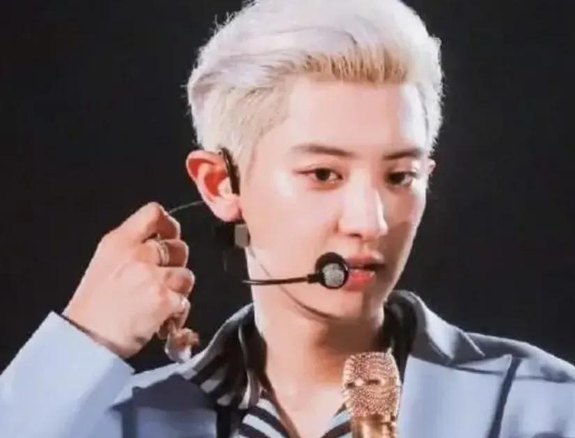 同是男星白发造型,权志龙帅气,蔡徐坤精致,却都败给了朴灿烈