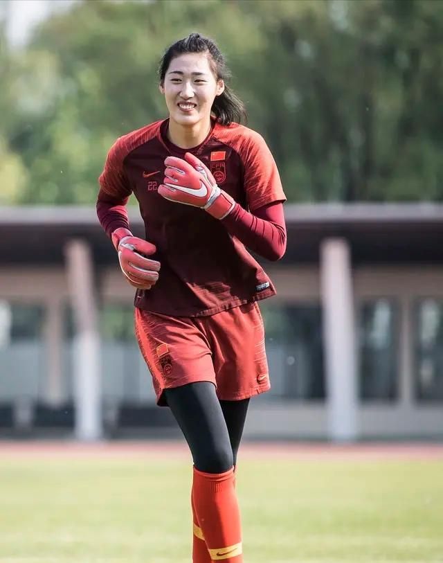 接替赵丽娜的"小白"彭诗梦,也是中国女足的实力与颜值担当!