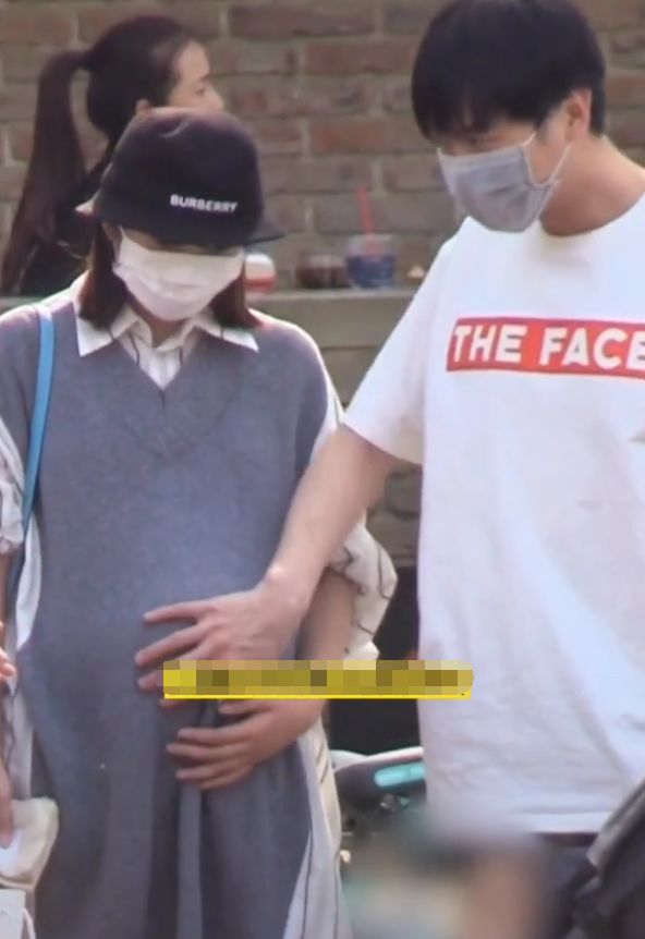 唐艺昕逛街被拍手放肚子上看到肚子大小这才是女星怀孕样子