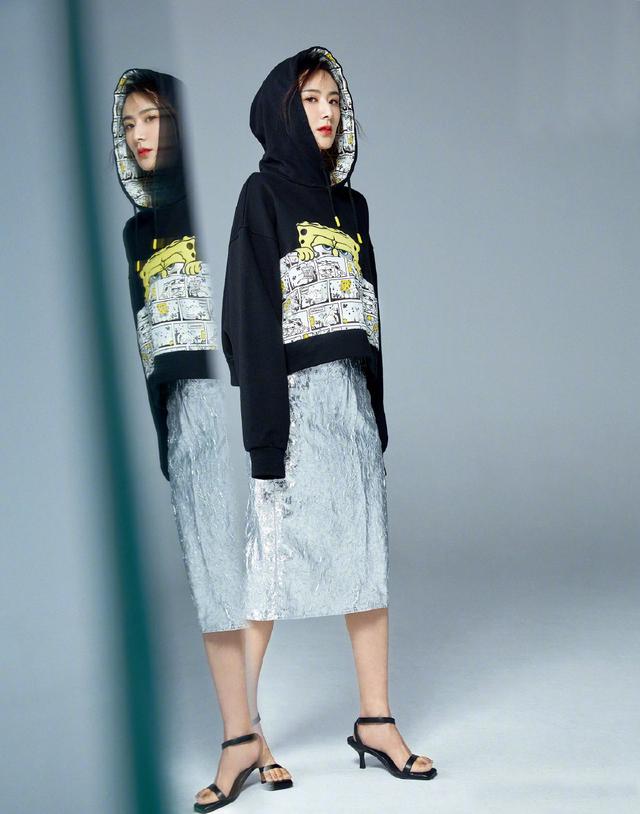 她是直播界名人薇娅,穿深蓝色露肩装配大背头,这气场简直太赞了