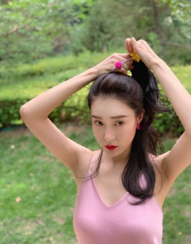 粉色也属于一种比较难以驾驭的颜色,因为粉色的饱和度大多数都比较高