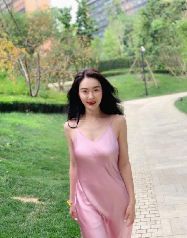 粉色也属于一种比较难以驾驭的颜色,因为粉色的饱和度大多数都比较高