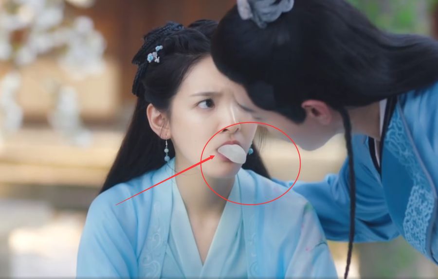 有种吻戏叫章若楠张昊唯,只用一块糍粑,就避免了唇部接触