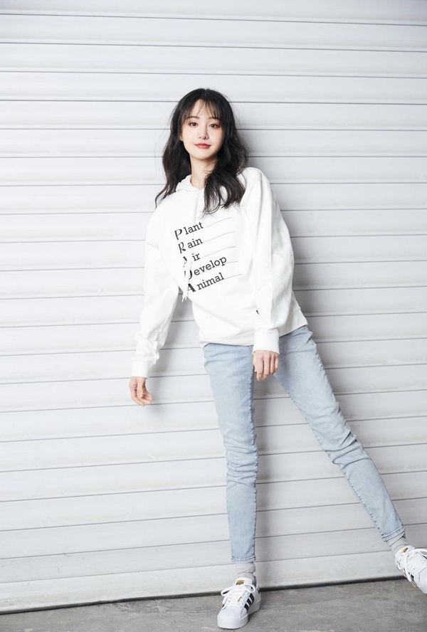 郑爽最近状态太好了!脏辫发型上线元气满满,休闲简洁穿搭超减龄