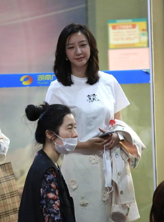 唐一菲算是嫁给了爱情吧,与凌潇肃同框现身,笑起来真有夫妻相