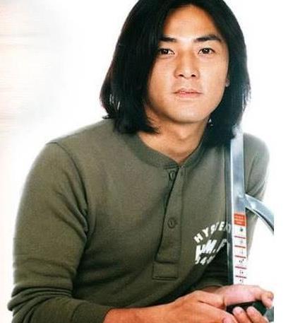 留过长发造型的六位男星,胡歌像高中生,哥哥却成为了绝响