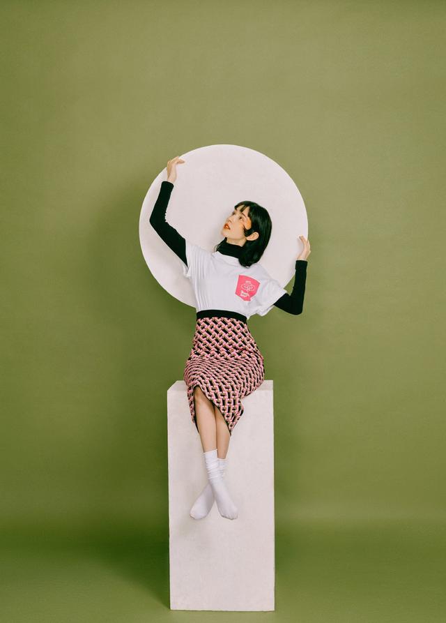 下身搭配宝蓝色的半身裙,系上焦糖色的腰带,秀出一双白皙修长的美腿