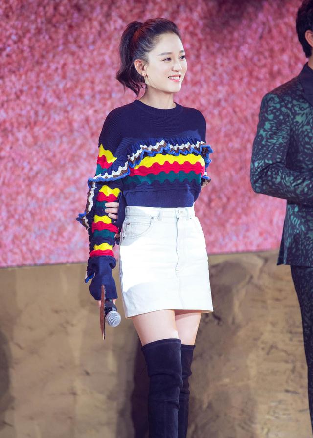 陈乔恩恋爱后又嫩又甜穿针织衫配半身裙再穿过膝靴美炸了