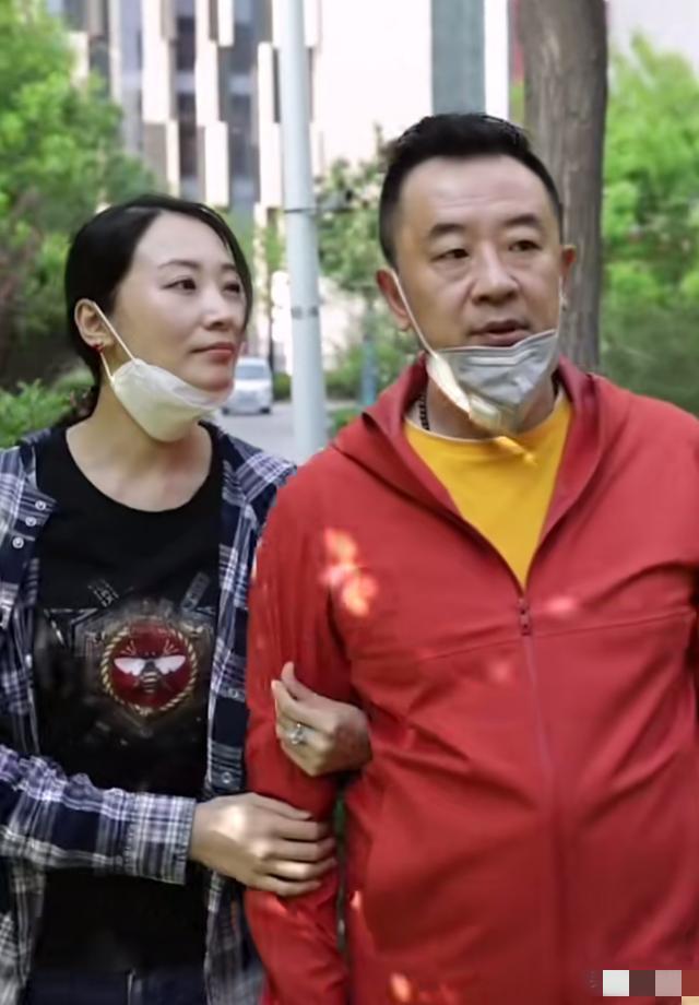 黄海波镜头前跟老婆秀恩爱眼睛和肢体语言骗不了人