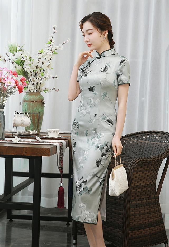 人到中年别总穿裤子这件旗袍就更有女人味优雅又洋气