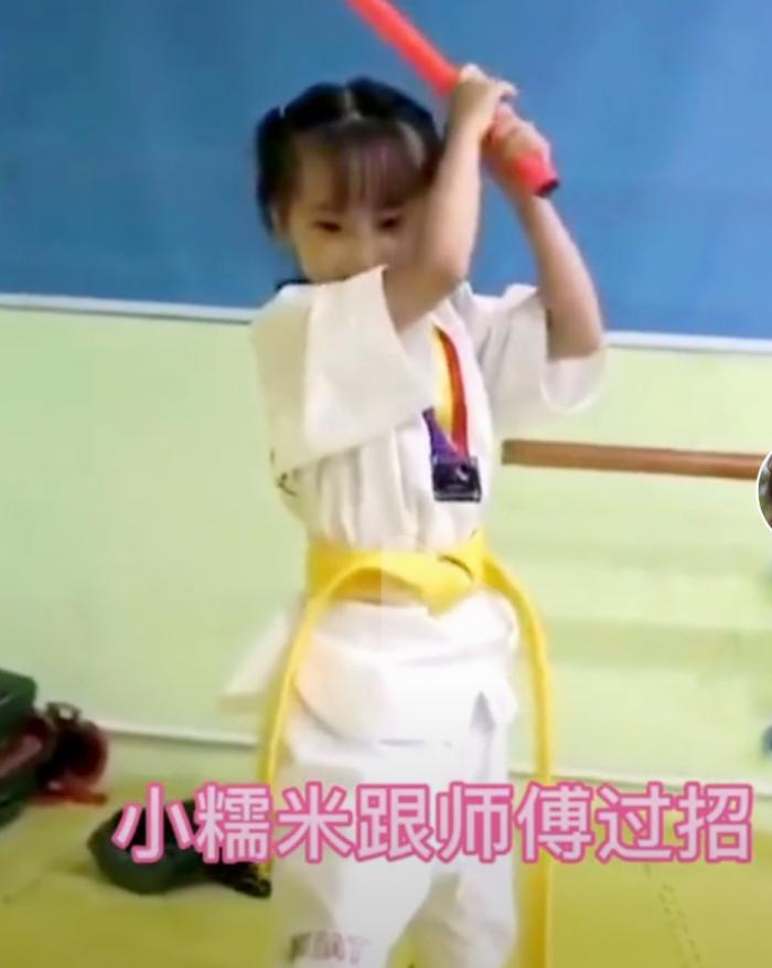 杨幂女儿小糯米正面照疑似曝光身穿跆拳道服长相简直一模一样