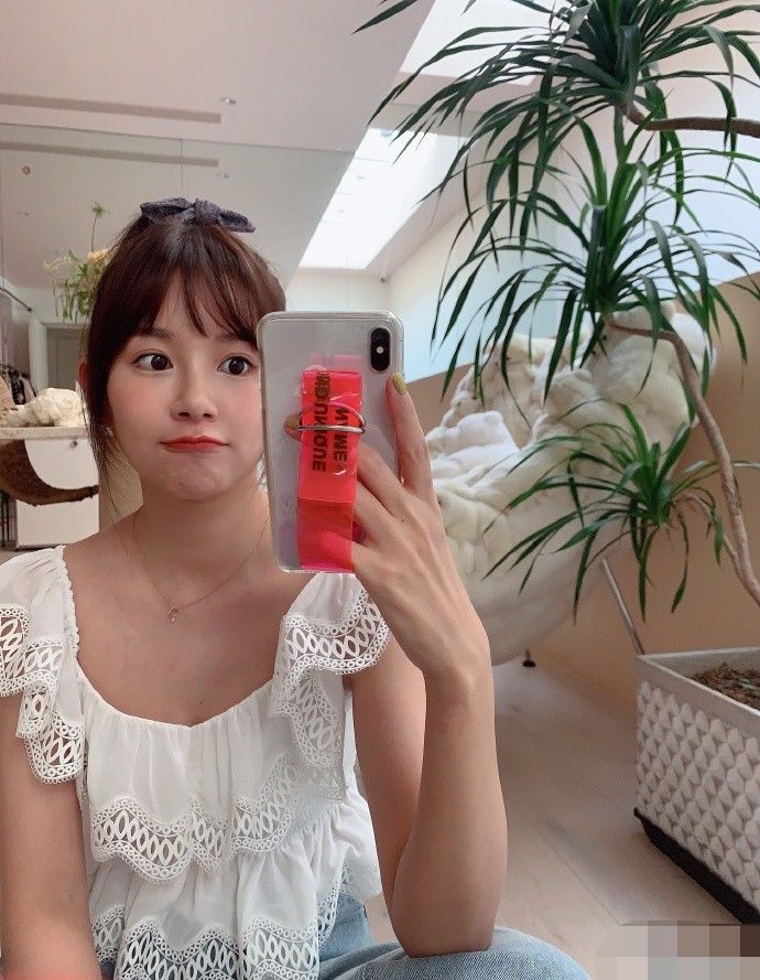 张子萱晒出新自拍,扎高马尾满满少女感,完全不像两个孩子的妈