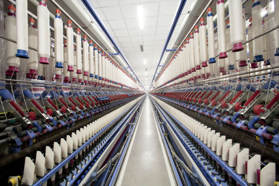 棉花采摘后,通过国内一线现代智能化工厂纺织成纱,再进入到制衣环节.