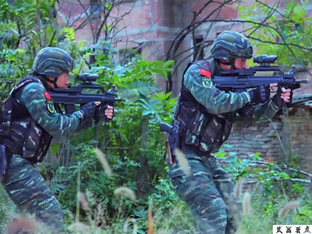军事丨最新魔改95式步枪,已经装备武警特战使用,造型十分犀利