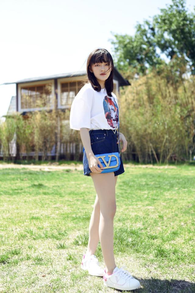 文淇这才是17岁少女的模样,穿t恤短裤,配碎骨发青春甜美